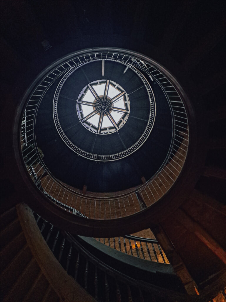 Blick von unten in den Bergfried mit der innenliegenden Treppe.