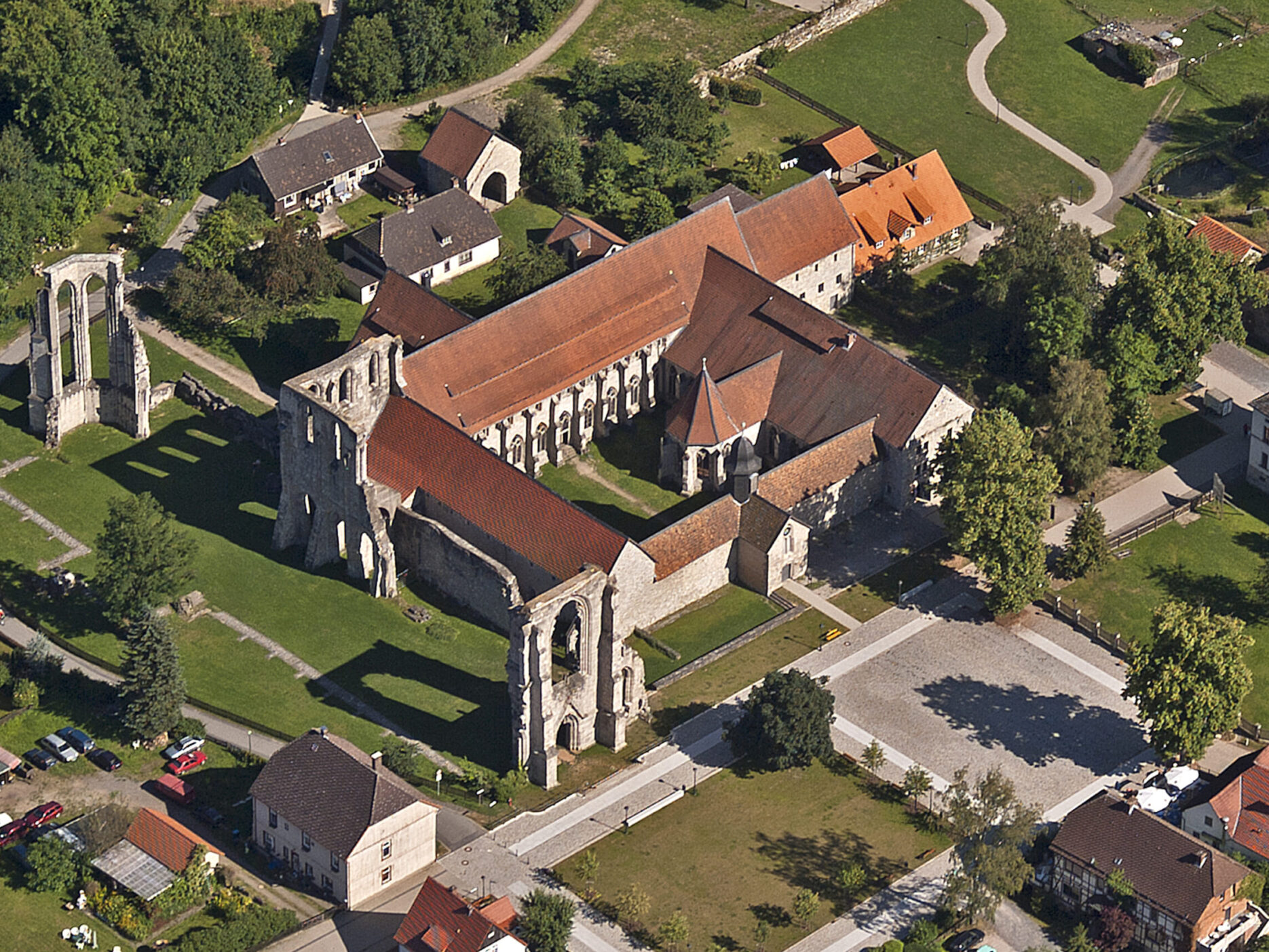 Das Kloster Walkenried aus der Luft. Foto: Schönfelder Bildwerbung | Bildrechte: ZMKW